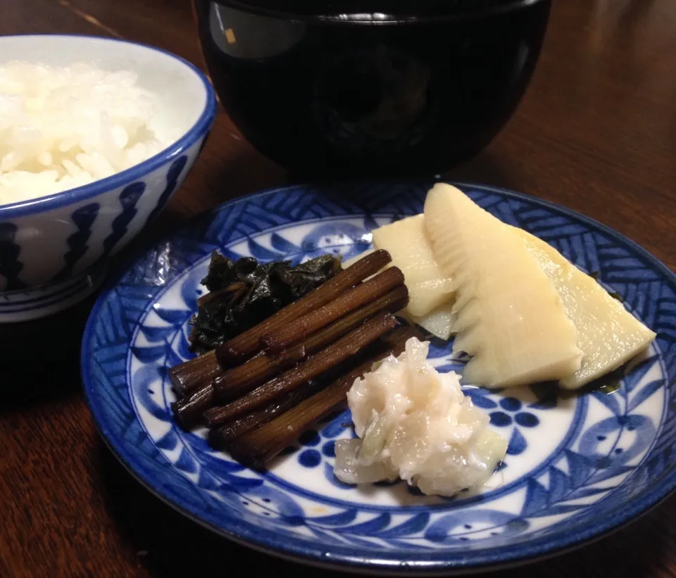 朝ごはん 若竹煮 キャラブキ 蕗の葉の佃煮 わさび漬け 玉ねぎスープ 白飯|ぽんたさん