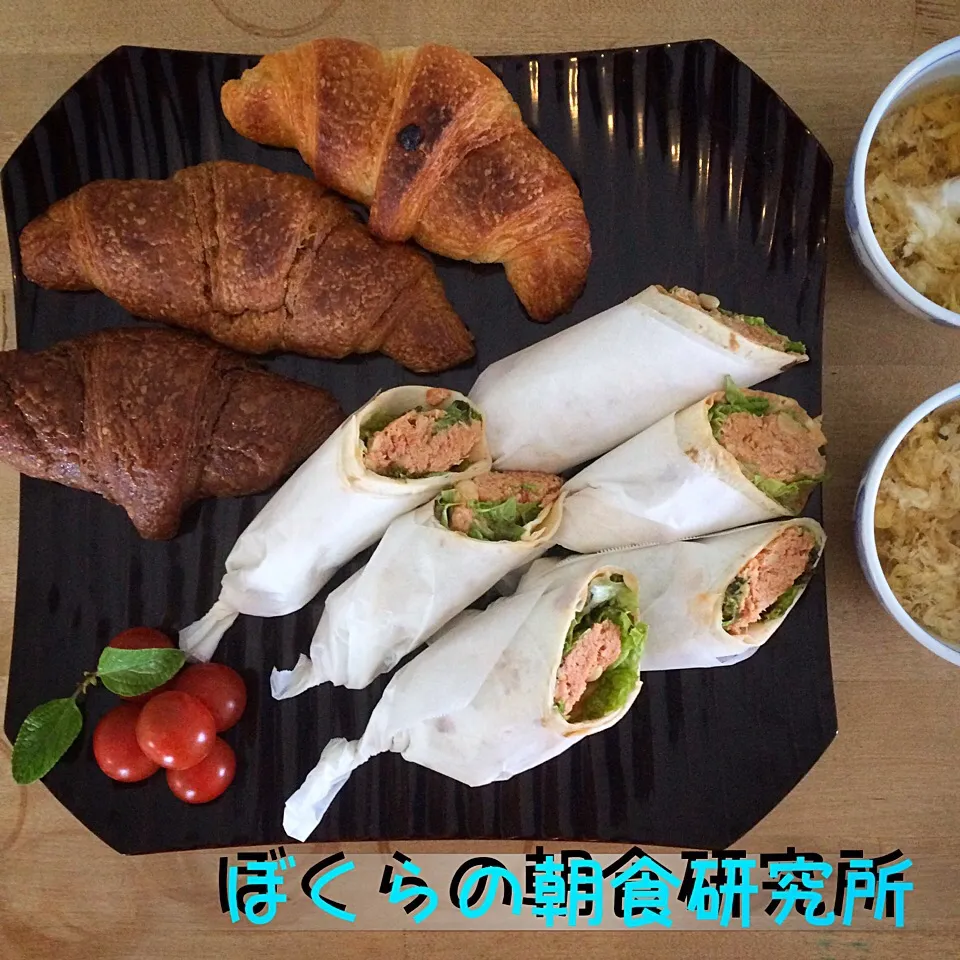 Snapdishの料理写真:ぼくらの朝食研究。
おはようございます！
朝からチリコンカンを煮ました。
辛くはないバージョンで、ササミ使用〜（≧∇≦） 本日は、ラップサンド、三日月屋のクロワッサン〜、玉子スープ。

三日月屋クロワッサン…ぼくは食べれないけど、妻は美味しい〜って朝から騒いでた（笑）|食キングさん