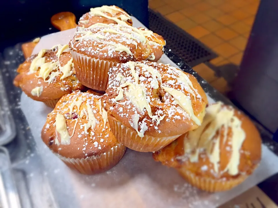 Mixed berry white chocolate muffin.|Tushar Bhatnagarさん