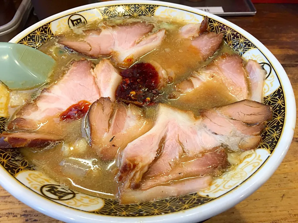 Snapdishの料理写真:すごい煮干ラーメンに焼豚|マハロ菊池さん