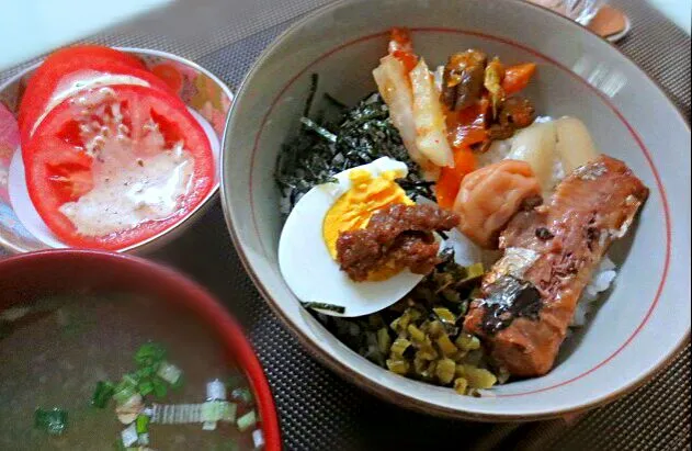 Snapdishの料理写真:夫の朝ごはん残りもの丼!ひとり家ブランチ🍚|ふかرさん