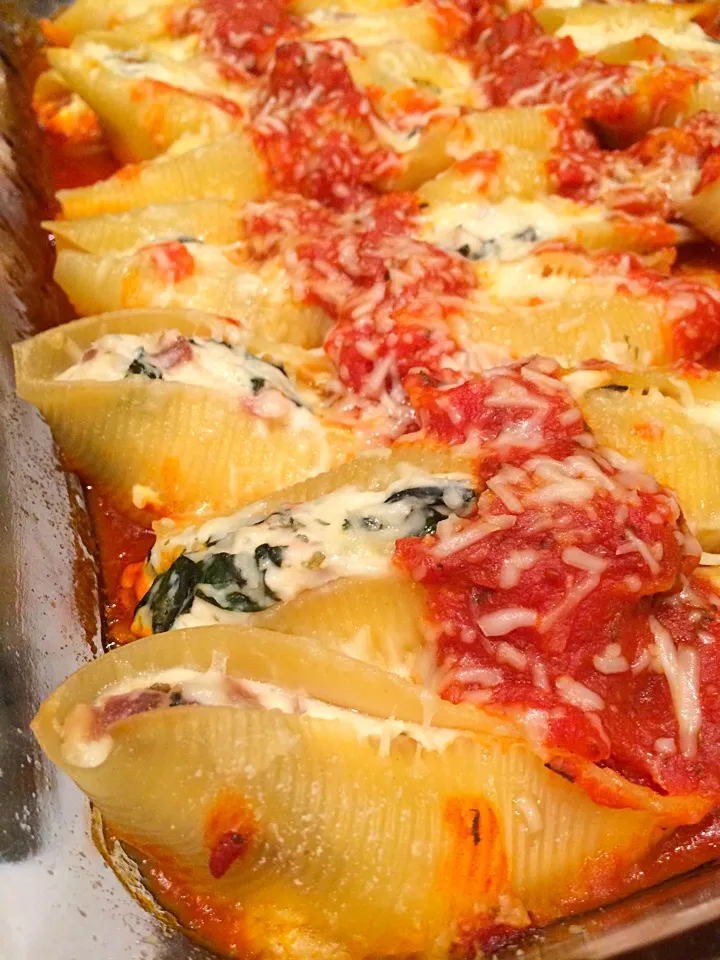 Rainbow Chard, Ricotta, & Red Onion Stuffed Shells|idgara000さん