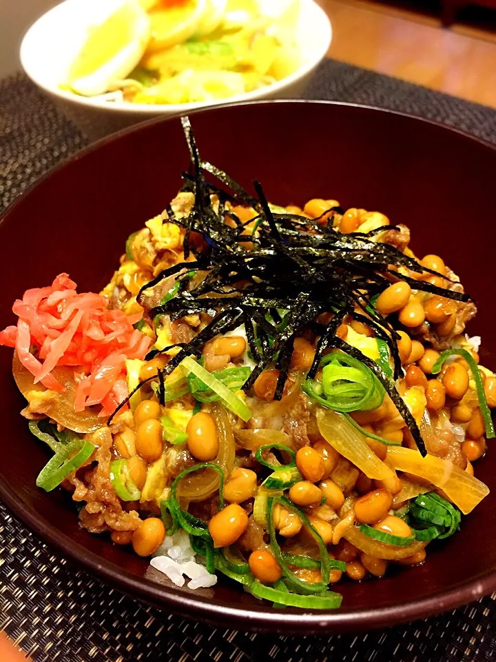 卵とじ納豆牛丼とパクチードレッシングのサラダ|Takaki Sasakiさん