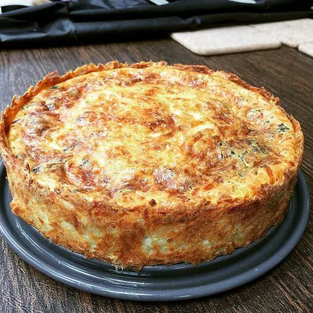 crispy potato crusted quiche filled with bacon eggs chive|CHUENCHAIさん