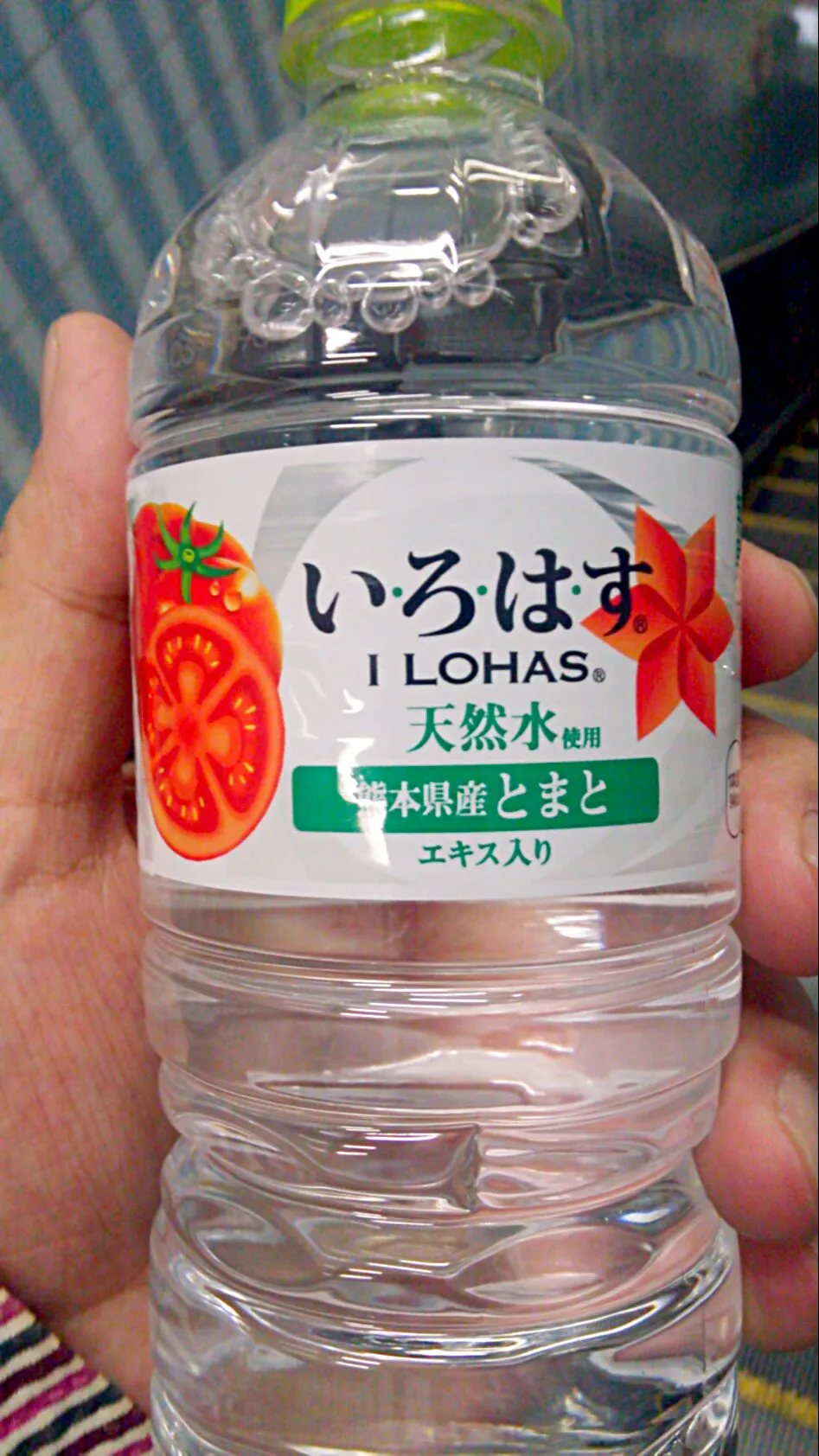 食後のお茶代わりに「いろはす　トマト味」を買って飲んでみる。確かにトマトの青臭さは出てるかしら🍅|にゃあ（芸名）さん