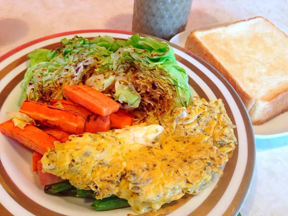 バジルチーズオムレツと焼き野菜（キャベツ、人参、スナップエンドウ）|とめっこさん