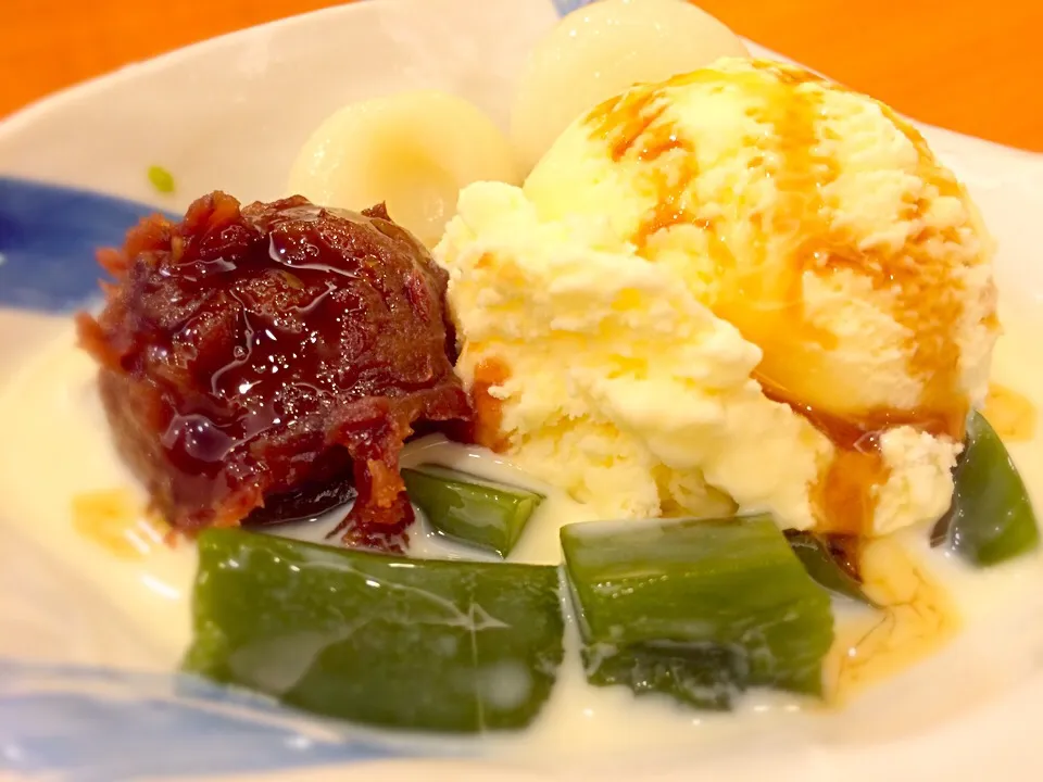 Vanilla icecream with macha jelly and sweet redbean in soy milk|Issara. 🍴さん