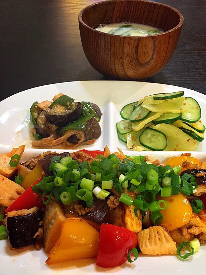 ⭐️お豆腐とパプリカの豆板醤炒め ⭐️たくあんとキュウリの即席漬け ⭐️茄子とエリンギの味噌炒め ⭐️キャベツの豆乳ミルクスープ|よっちぃさん