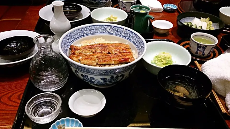 中入れ丼
今夜はフライングで母の日の食事会開きました。
私たち女性陣は中入れ丼で男性陣はお重という奥ゆかしさ(笑)
久しぶりに家族団欒楽しく過ごしました。|akemi🐝さん