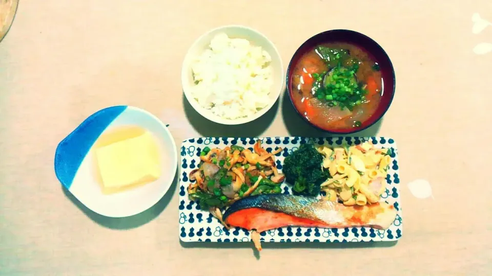 Snapdishの料理写真:焼き鮭の夜ご飯＊|MAHOさん