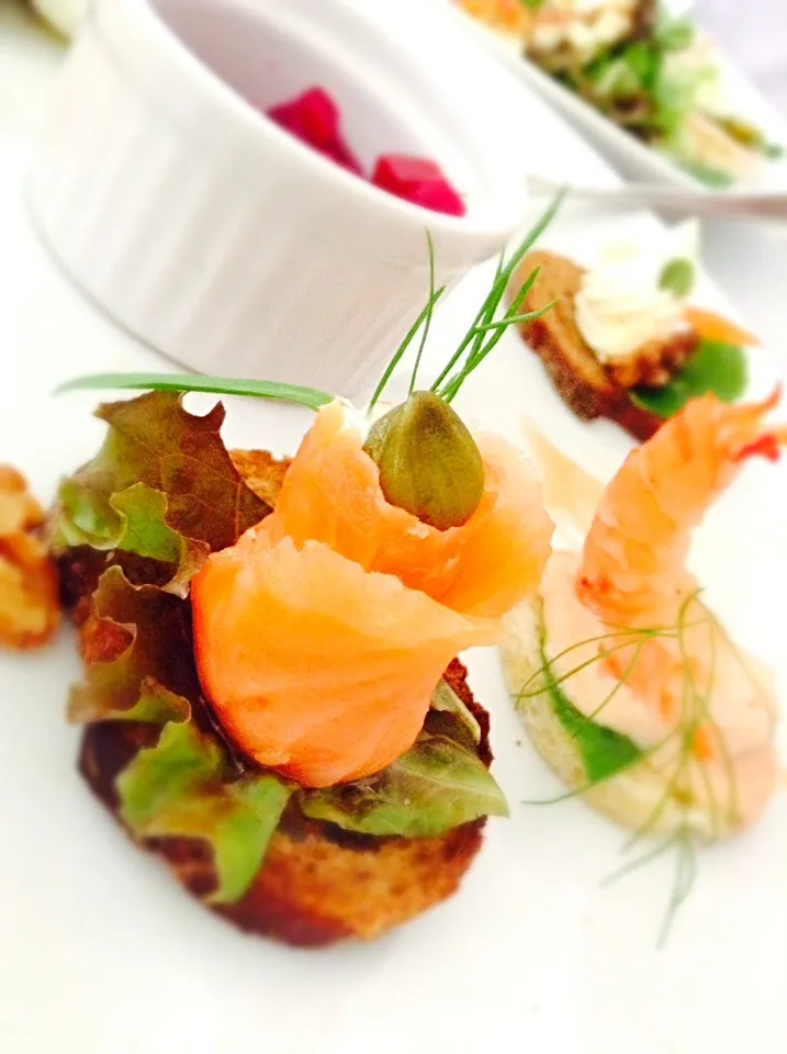 gravlax on rye bread with sour cream and capers|Ferd'zさん