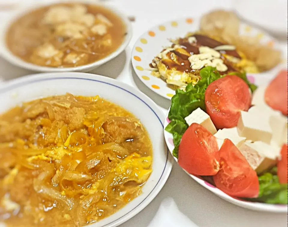 5月8日(金)晩御飯♡
昨日の残り物をリメイク料理～!！

ヒレカツの卵とじ♪
キャベツの卵焼き♪（お好み焼き風）
豆腐もやしあん♪
サラダ♪|ぷぅみゃんさん