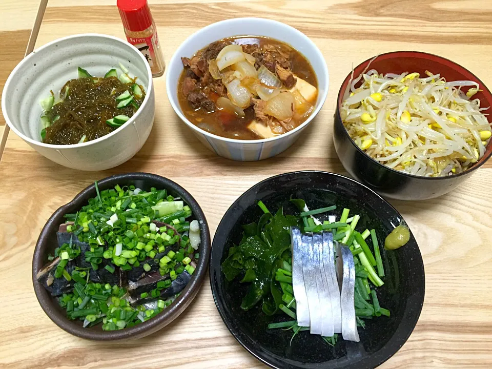 俺の晩酌セット もずくキューリ 土手煮からの煮込み豆腐 もやしナムル 鰹のタタキネギまみれ シメサバと新物ワカメ|さくたろうさん