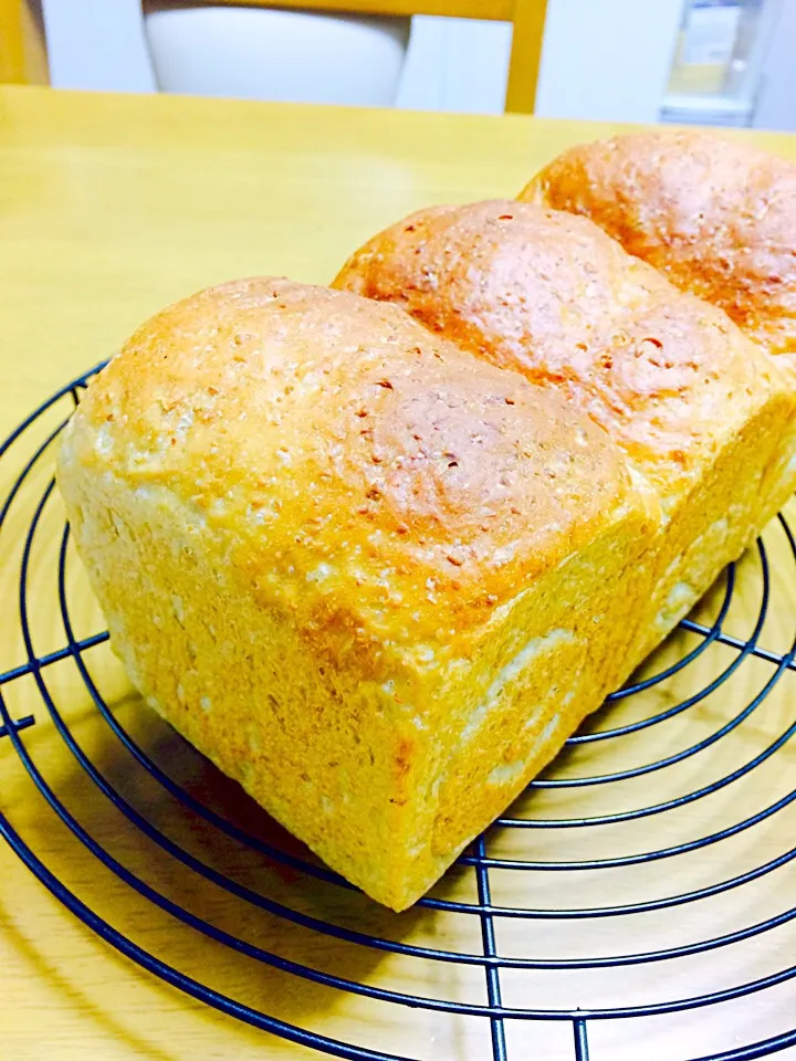 Snapdishの料理写真:オートミールと豆乳の食パン🍞|ブー吉さん