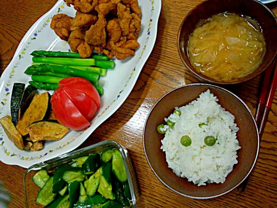 ピースご飯、鶏唐揚げ、南瓜素揚げ、アスパラとトマト、ピリ辛胡瓜、春キャベツの味噌汁|Rogerinaさん