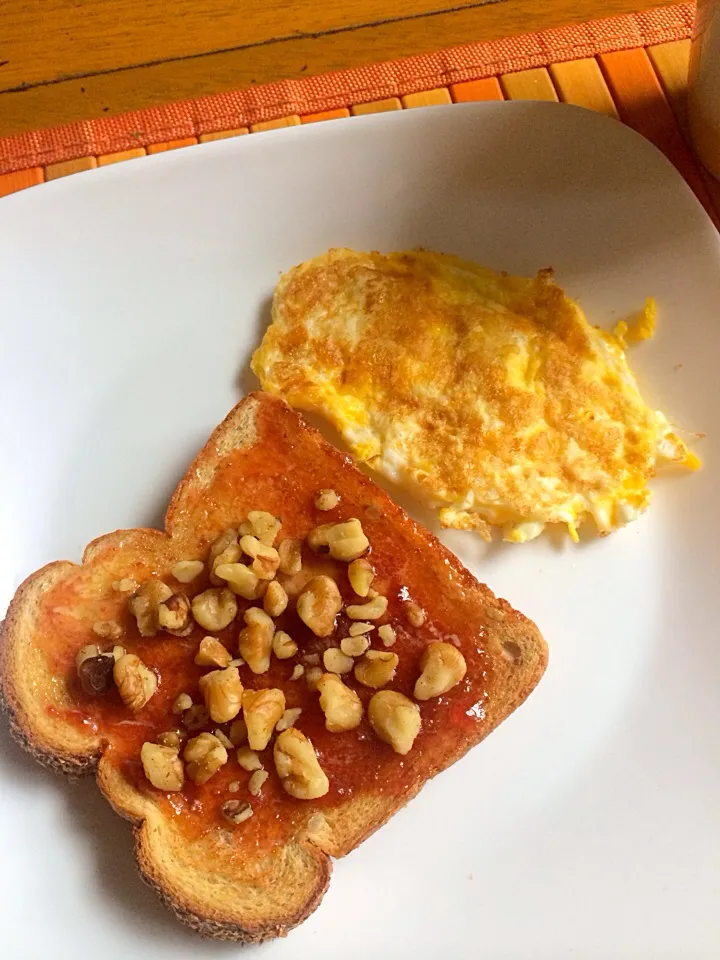 Huevo, pan con mantequilla y mermelada y nuez de castilla.|Luisa Martinezさん