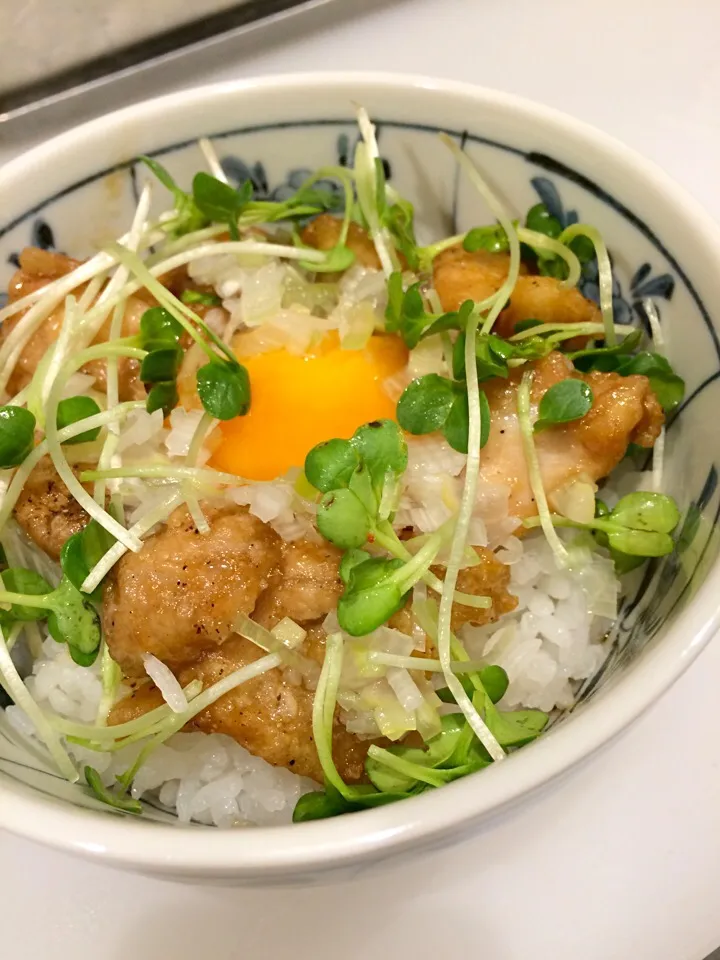 醤油漬けの卵黄で親子丼！鶏は唐揚げをポン酢ペッパーで和えました♡|inoさん