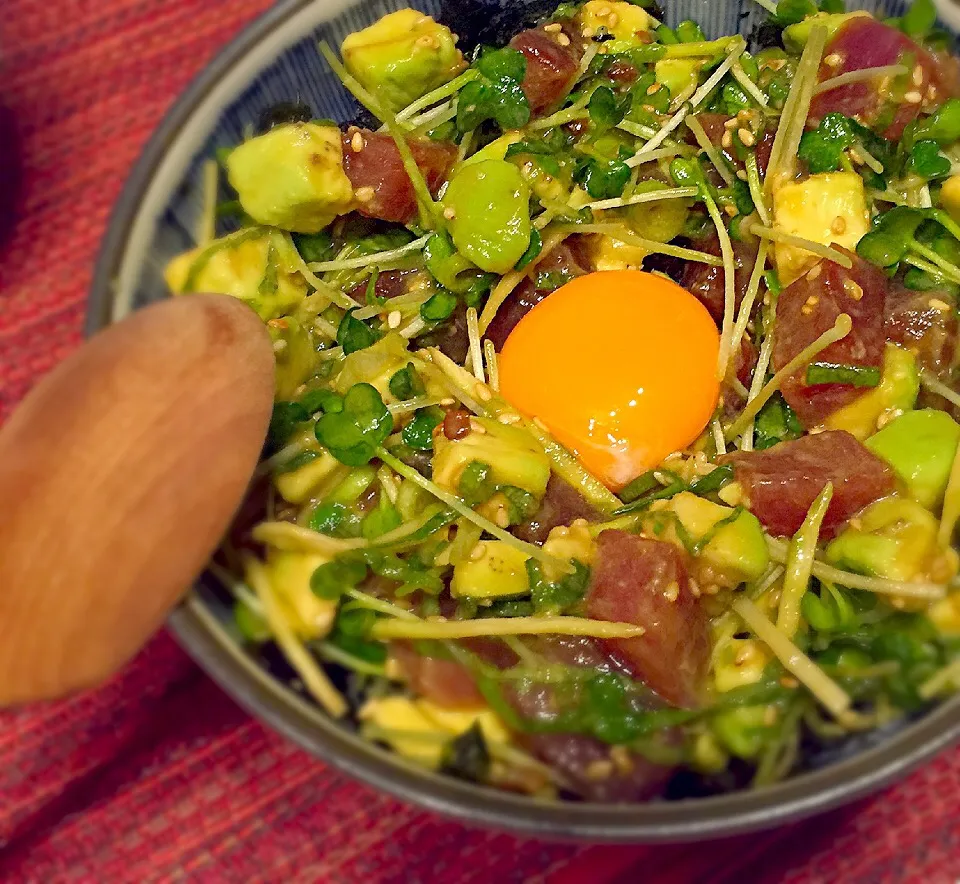 Snapdishの料理写真:生ワサビとアボカドの鮪漬け丼|kei..さん