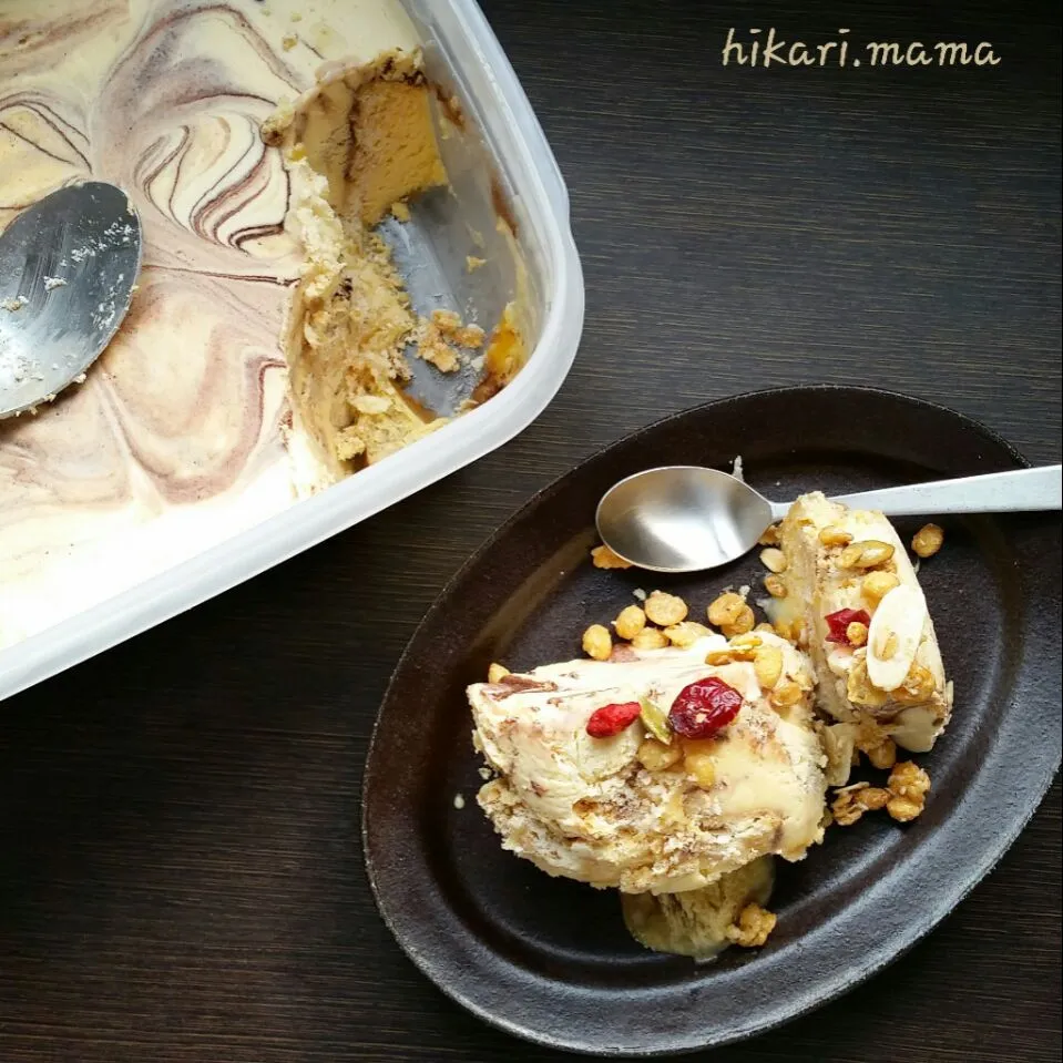 バニラアイスにリッツとチョコソース🙌✨|ひかりママさん