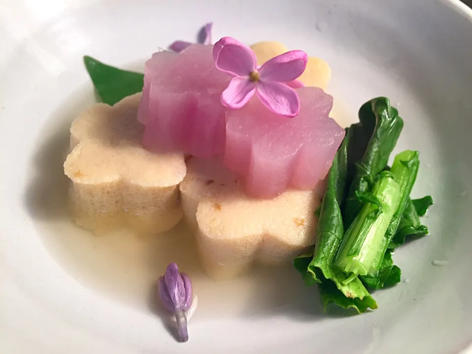 Snapdishの料理写真:高野豆腐と、大根のタイタン。リラの花添えて|松澤美穂さん