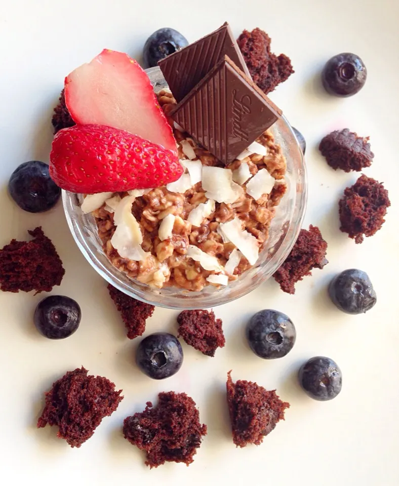 Triple chocolate breakfast - chocolate overnight oats, double chocolate muffin crumbles, chocolate squares|coxiella24さん