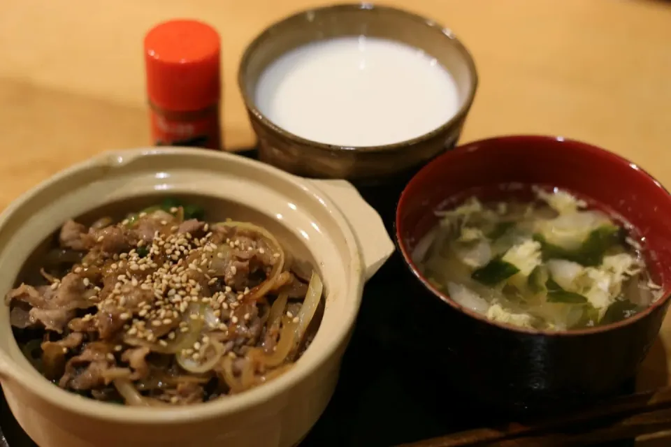 Snapdishの料理写真:野菜たっぷり牛丼とかき玉汁 (๐^╰╯^๐)♬|マカロンさん