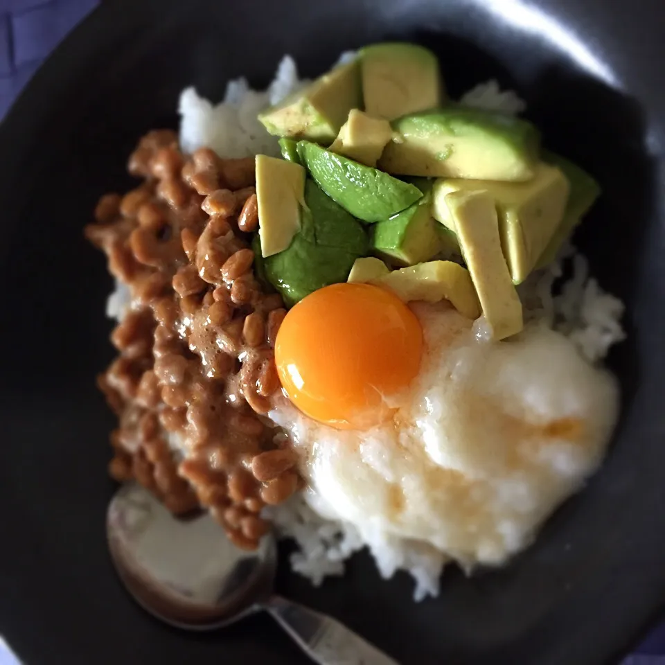 昼食◎ ねばねばどん アボカドとろろ納豆～胡麻油回しかけ～|しょちちさん