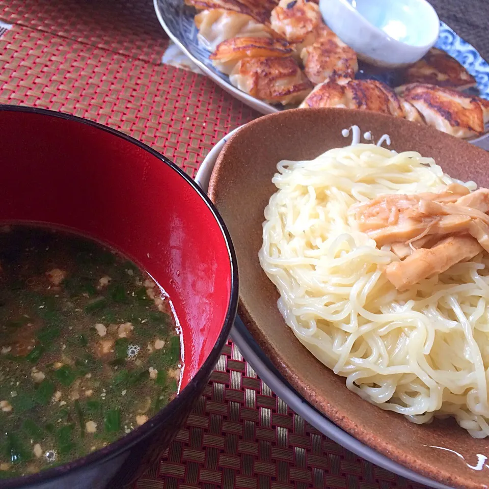 akiさんの料理 やっぱりあれでしょう！！ニラのあれ！！を多用して 餃子とニラたっぷりつけ麺|佐野未起さん