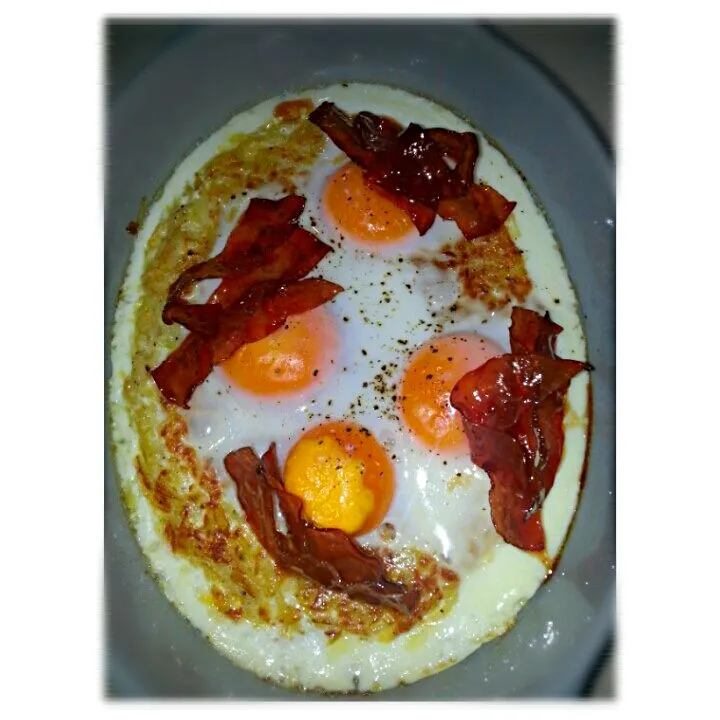 hash brown with caramelized bacon and fried eggs on top. :)|Yanyan RGさん