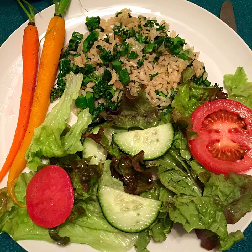 Brown rice with broccoli, carrots and a salad|victoria valerioさん