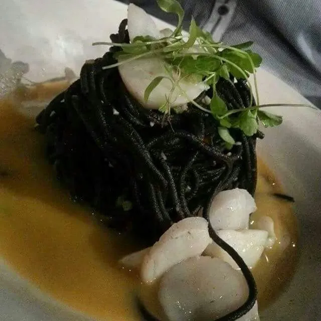 Snapdishの料理写真:squid ink angel hair past with scallops in butter sauce|CHUENCHAIさん