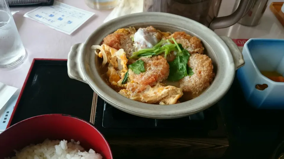 今日のランチはゴルフ場の煮カツ定食。半袖では少し寒かったので暖まります！|SATOSHI OOCHIさん