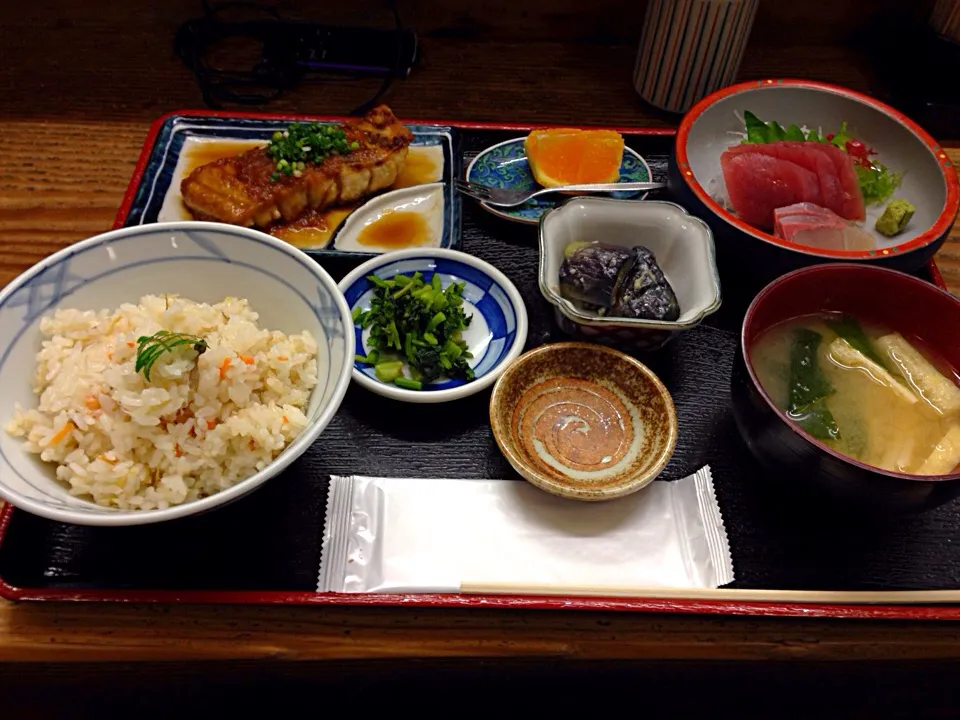 土曜日定食（カジキステーキ、刺身、五目飯）|chan mitsuさん