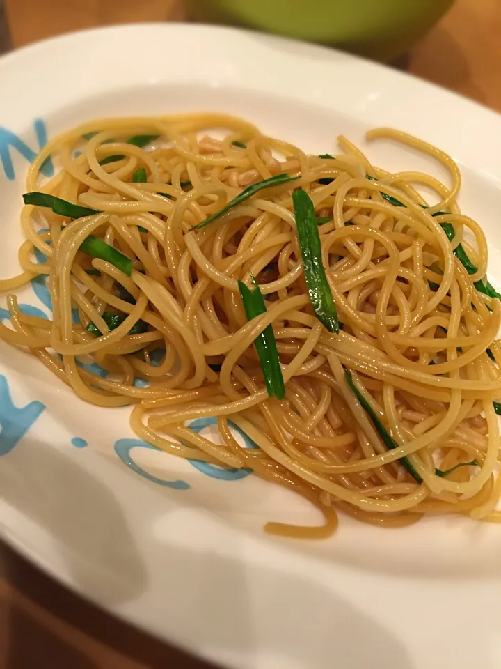 話題の調味料でニラとナメタケのパスタ|かろやんさん