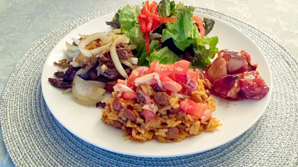 Weekend dinner special will be Mexican food．
green salad. just simply fried beef，Octopus with garlic tomato sauce and mexican rice with chili bean．Have a nice w|Saito  Iwaoさん