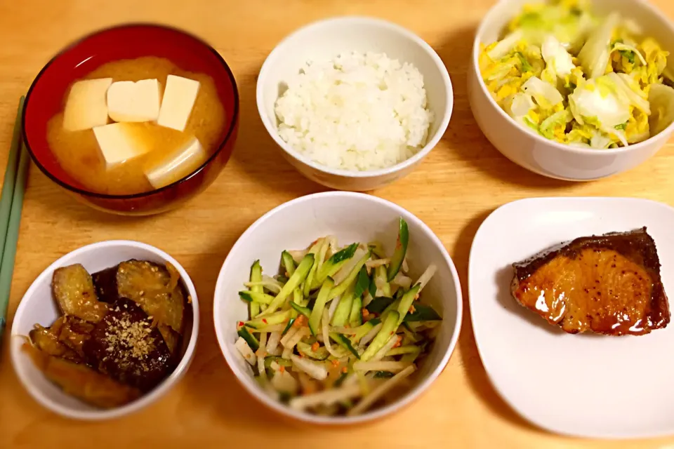 (*´ω｀*) 晩ご飯  ぶりのレモンバター醤油ソテー、 ネギとナスの味噌焼き、 大根とくらげの中華サラダ ♪|Gigi Cafeさん