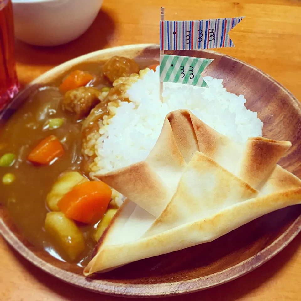 遅れ馳せながらのこどもの日カレー＊兜のかたちのクリームチーズ春巻き添え♩|kie3さん