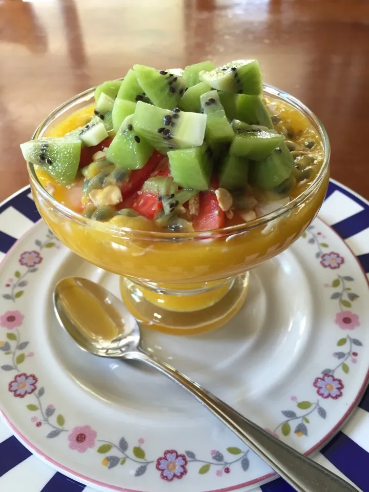 Mango and yogurt with mixed fruit|Nittaya Sichabal-Braunさん