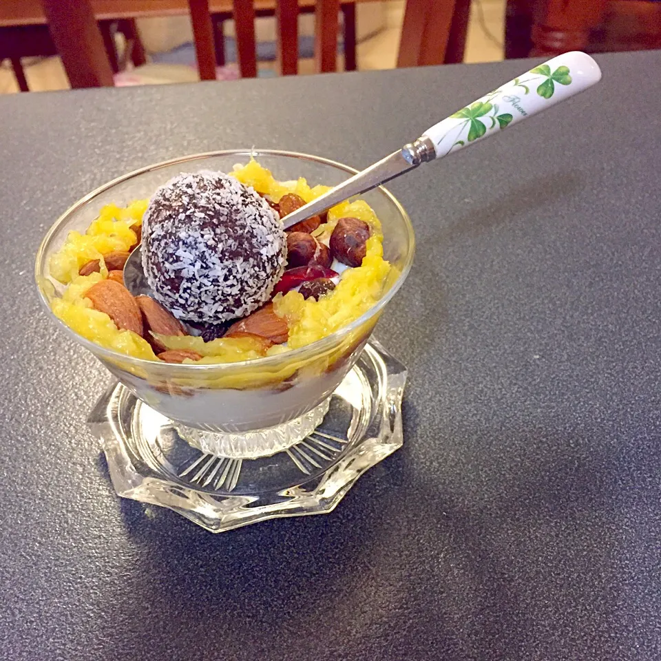 Yogurt and mixed nuts|Nittaya Sichabal-Braunさん