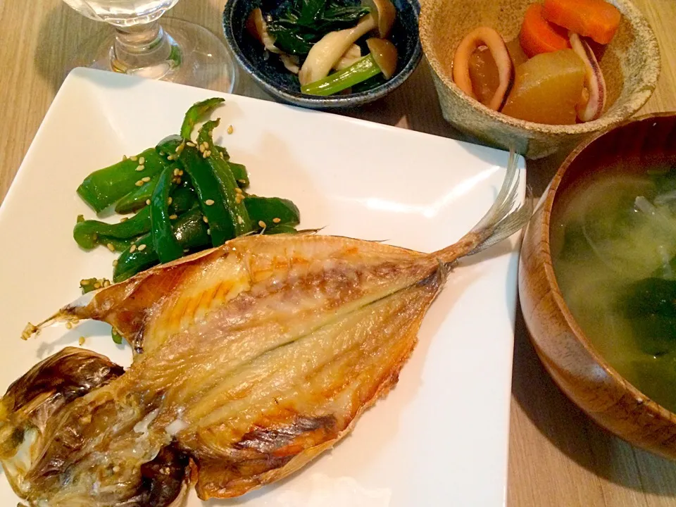 夜ごはん アジの開き、ピーマンのキンピラ、大根とスルメイカの煮物、小松菜としめじの煮浸し、ワカメのお味噌汁|きむらゆりかさん