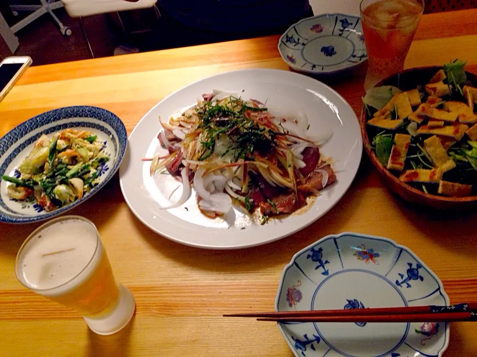 牛ステーキ 薬味乗せ、葉たまねぎ、ちくわ、卵白の炒め物、水菜と油揚げのサラダ|Ayako Satoさん