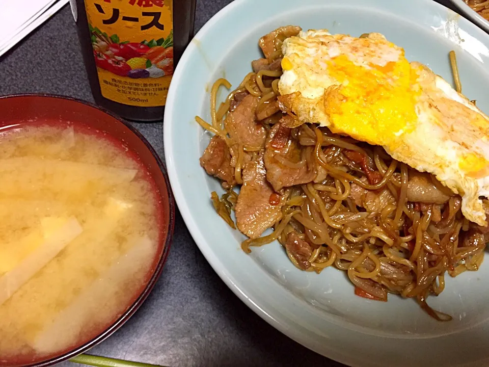 Snapdishの料理写真:肉もやし焼きそば、大根豆腐味噌汁|ms903さん