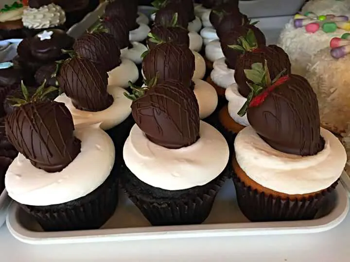 Snapdishの料理写真:Chocolate covered strawberry cupcakes|CHUENCHAIさん