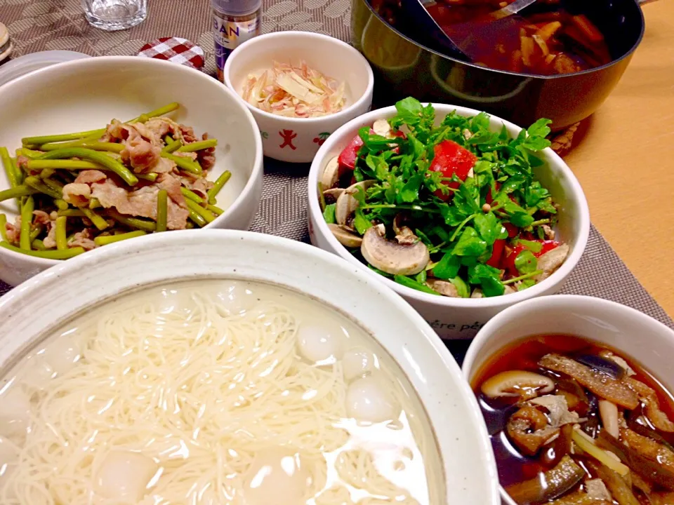 Snapdishの料理写真:素麺・ナスきのこ油あげのつゆ、ニンニクの芽と豚肉の炒め煮、ホワイトマッシュルームとクレソンのサラダ|ねむねこさん