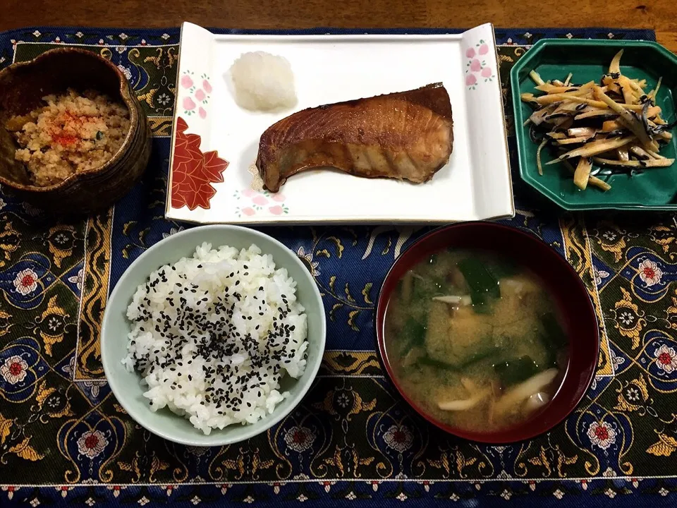 ぶりの照り焼き、卯の花の煮物、にんじんと釜揚げひじきのサラダ、わかめとしめじのお味噌汁|krchopさん