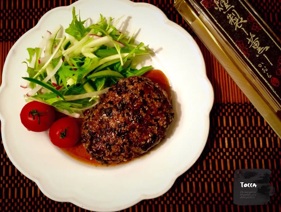 ごまごまハンバーグ！エノキでカサ増し🍄燻製薫ソース( ◔ ڼ ◔ )✨|toccaさん