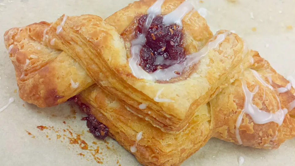 Danish with pastry cream and raspberry filling|Sierra Perezさん