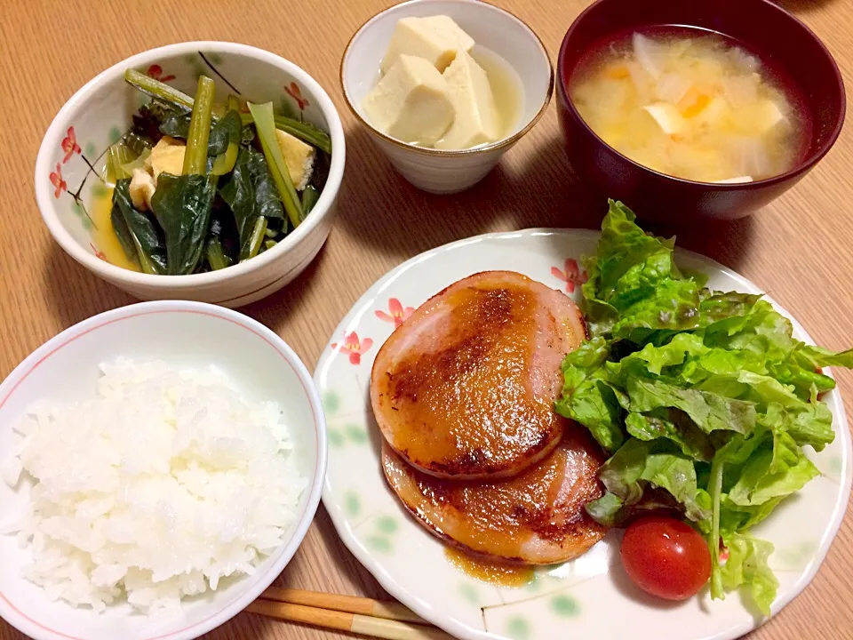 今日の夜ごはん〜ハムステーキ・小松菜炊いたのん・作り置きの高野豆腐・味噌汁〜|acoyaさん