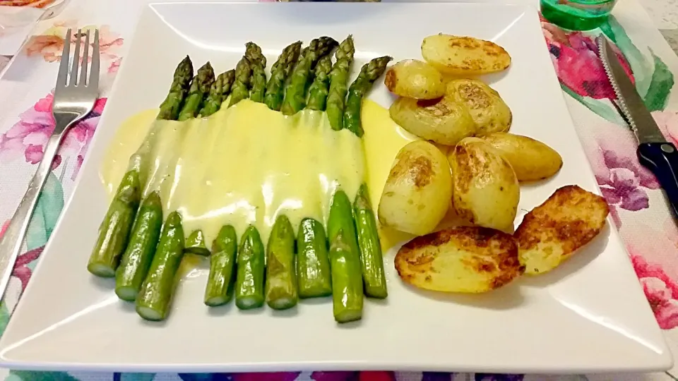 Aspargus with self made sauce Hollandaise and spring potatoes #aspargus
 #spring Potatoes #sauce hollandaise|Najeskaさん