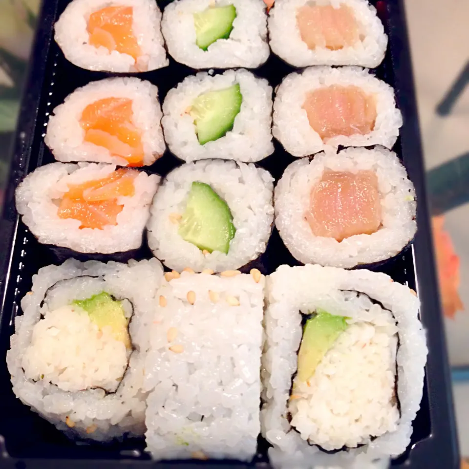 Snapdishの料理写真:Salmon, cucumber, tuna and California rolls :D|KHaylee09さん